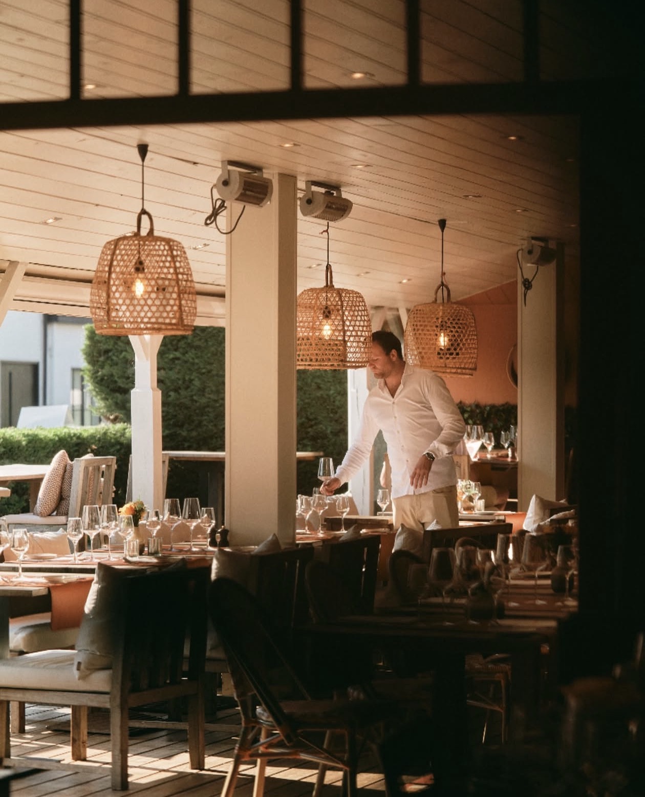Gedekte tafels op het terras van La Sapinière